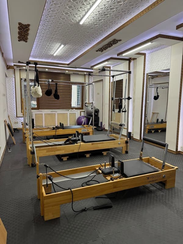 Ronika reformer pilates — Esenyurt pilates stüdyosu