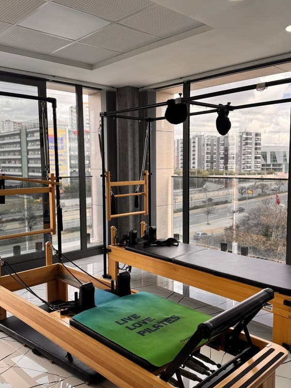 Stüdyo Wings Aletli Reformer Pilates Stüdyosu — FARAS Ofis pilates stüdyosu