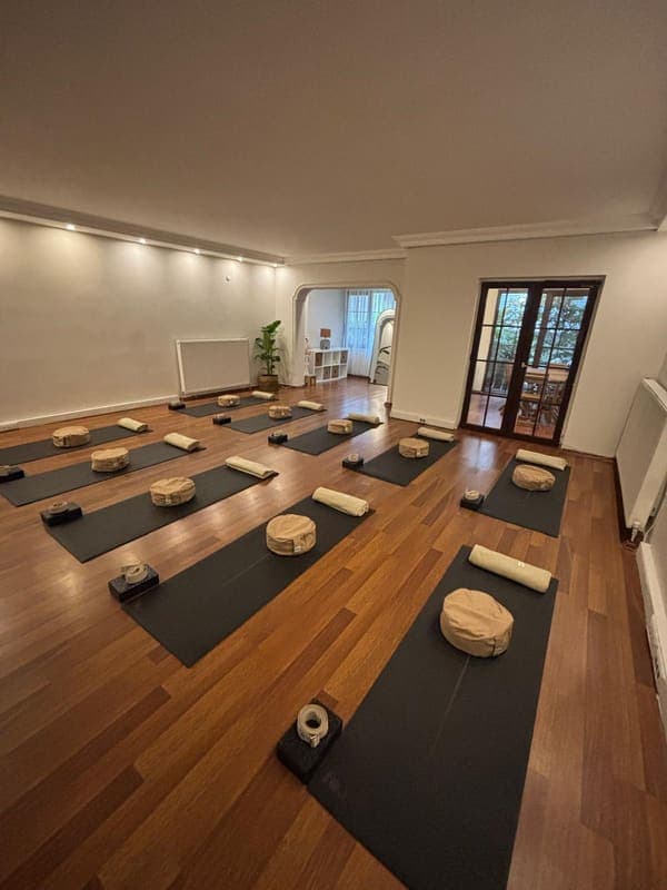 Yoga & Pilates Era Studio | Kadınlara Özel Yoga & Reformer Pilates Stüdyosu Bahçeşehir Esenkent — Avcılar pilates stüdyosu